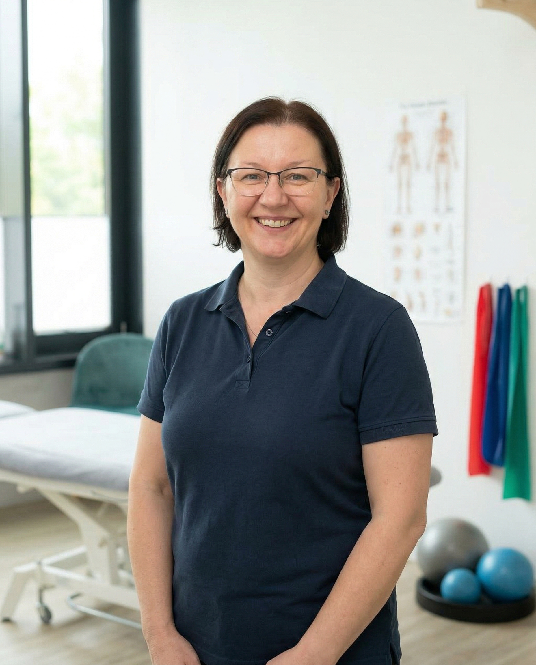 Paulina Urbanowicz - Physiotherapeutin und Praxisinhaberin Physio Salus Aarau mit Hund Luna